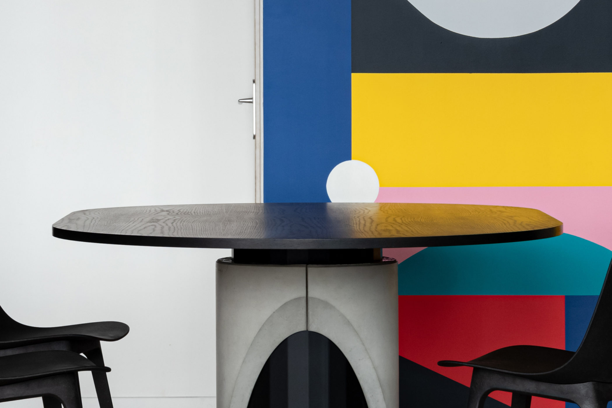 Détail brutaliste du pied en béton de la table de repas Sharp par le designer Bertrand Jayr