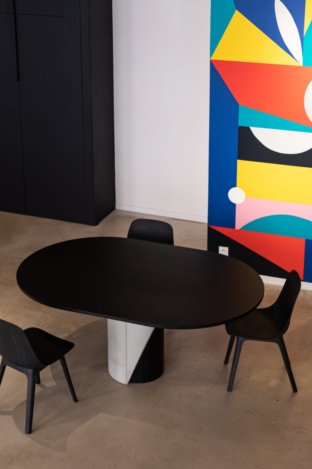 Meal table with brutalist design mixing concrete, black wood and metal by lyon concrete