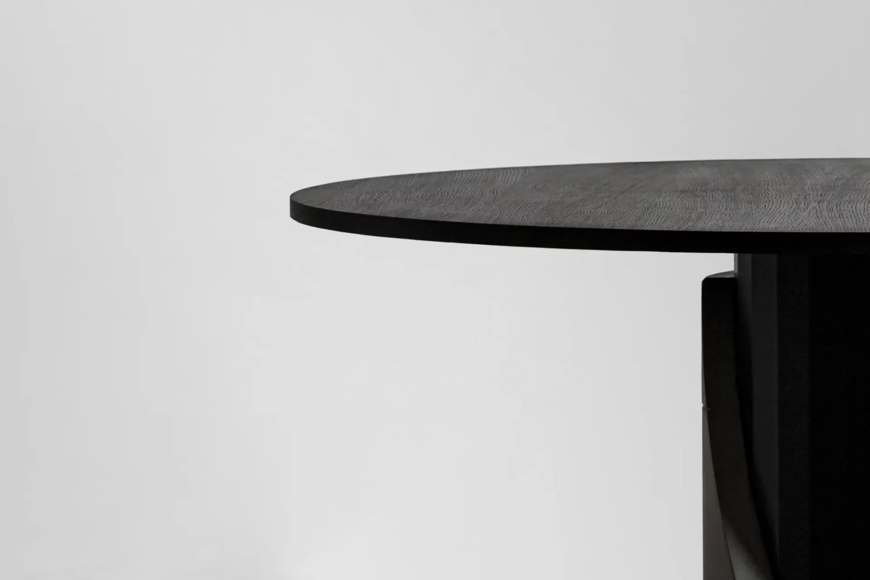 détail du plateau en bois plaqué chêne teinté noir mat de la table de repas Sharp du designer Bertrand Jayr