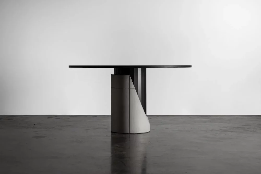 La table de repas Sharp en version ronde : béton, bois et métal par le designer Bertrand Jayr pour Lyon Béton