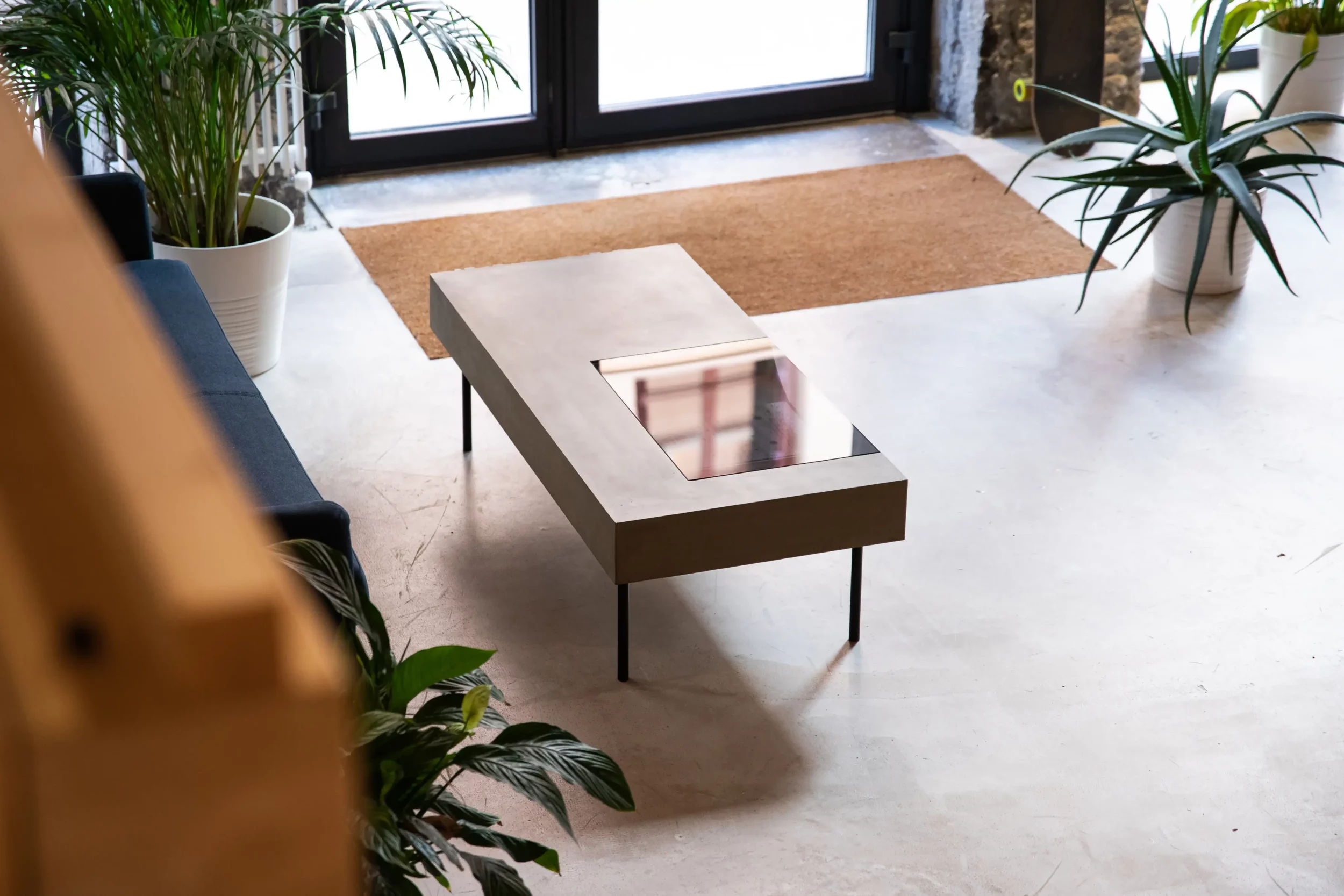 Intérieur contemporain minimaliste avec mobilier en béton design — Lyon Béton