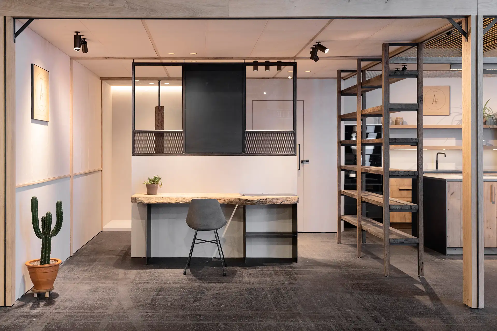 Chaise Hauteville en béton dans un espace avec bureau live edge bois brut et étagère métal — Lyon Béton