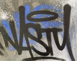 Nasty sur cadre en béton Frag exposition à Paris octobre 2022