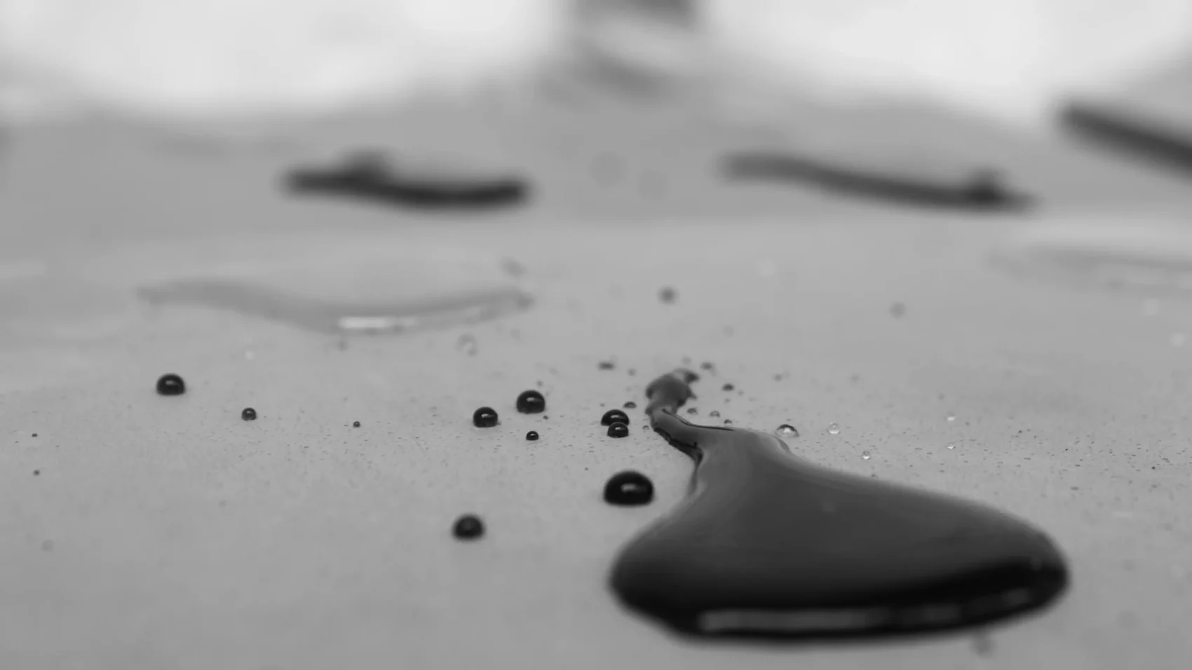 Tache de liquide sur surface en béton, entretien meuble béton — Lyon Béton